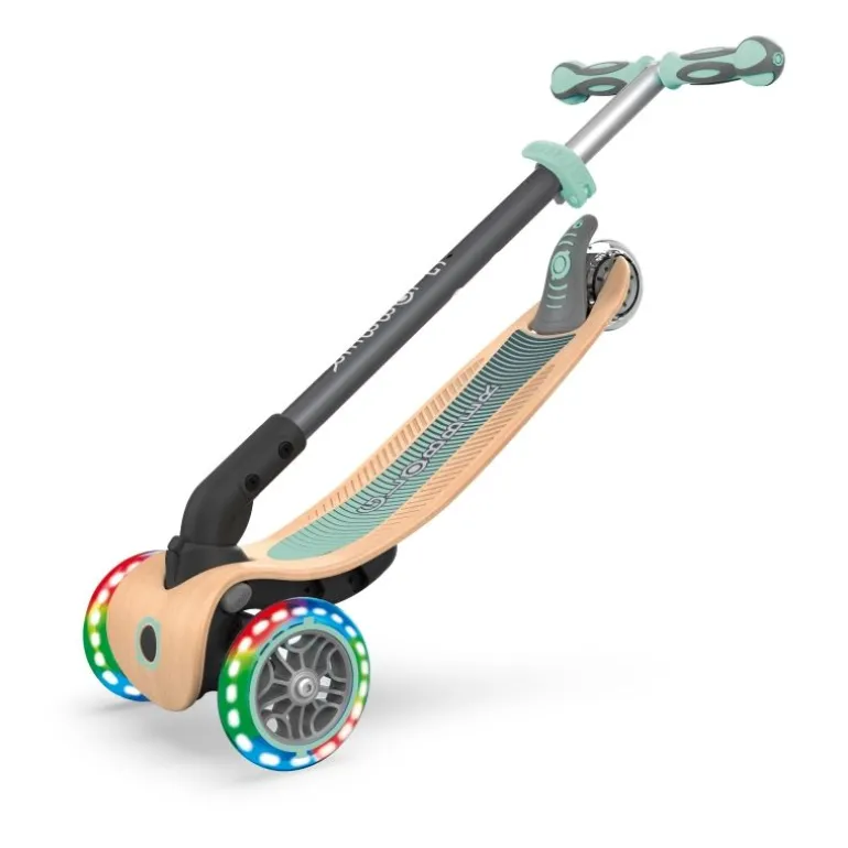 GLOBBER PRIMO FOLDABLE, Holzdeck pastell-grün mit Leuchtrolle | Teddy Toys Kinderwelt