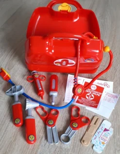 Theo Klein - Arztkoffer mit Zubehör, Trapezform | Teddy Toys Kinderwelt